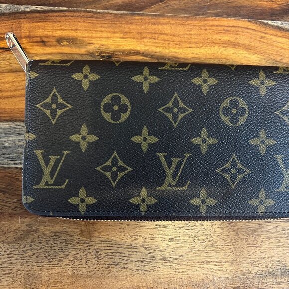 LOUIS VUITTON 2023 Christmas Animation Vivenne Skating Long Zippy Wallet - Picture 4 of 10